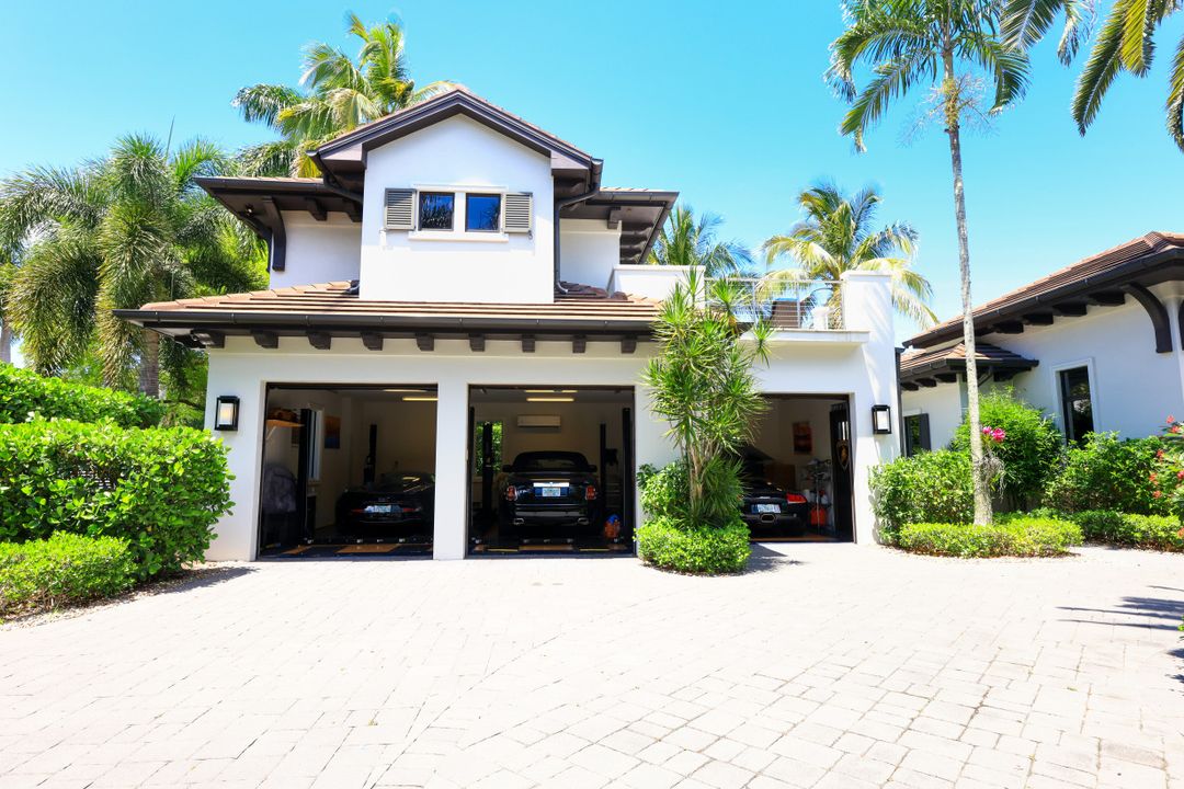 970 Aqua Cir, Naples, FL 34102