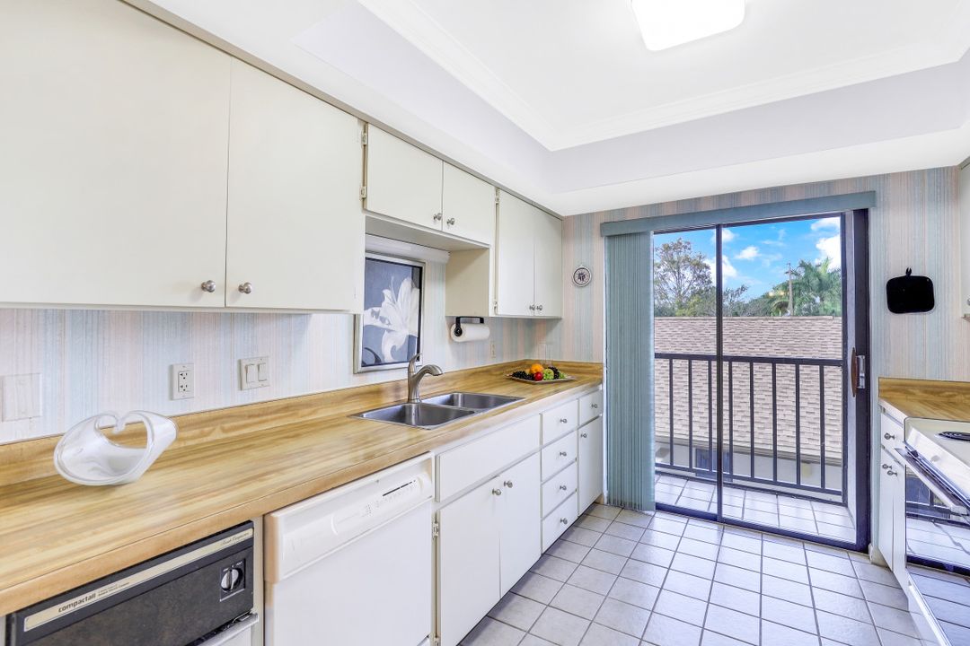 560 Retreat Dr #201, Naples, FL 34110