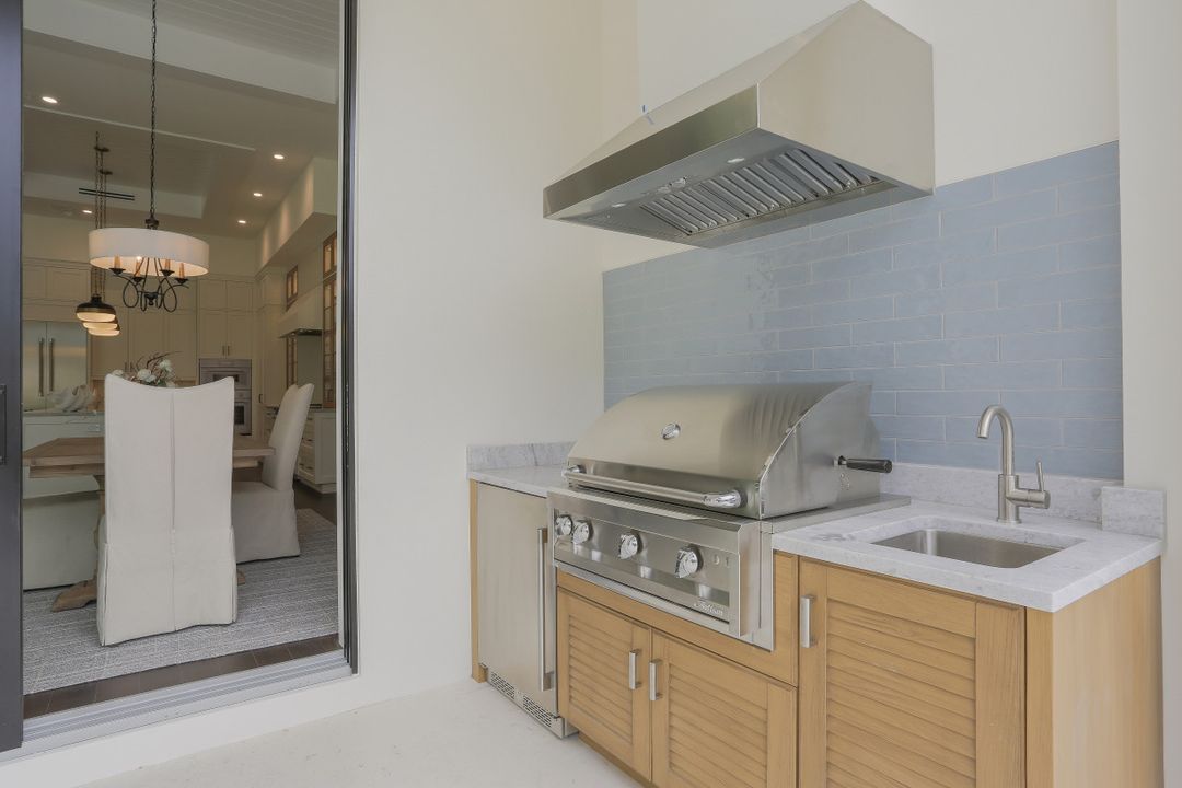 725 Parkview Ln, Naples, FL 34103