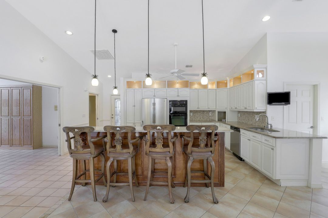 158 St James Way, Naples, FL 34104