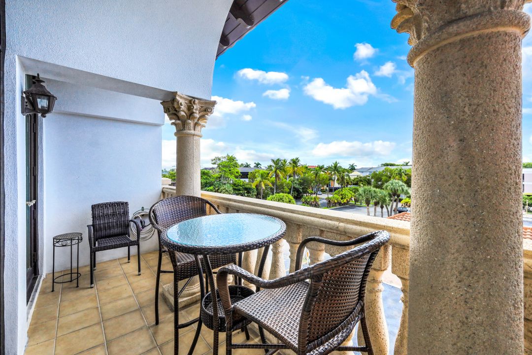 900 5th Ave S #302, Naples, FL 34102