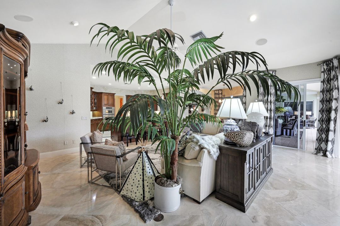 313 Chancery Cir, Naples, FL 34110