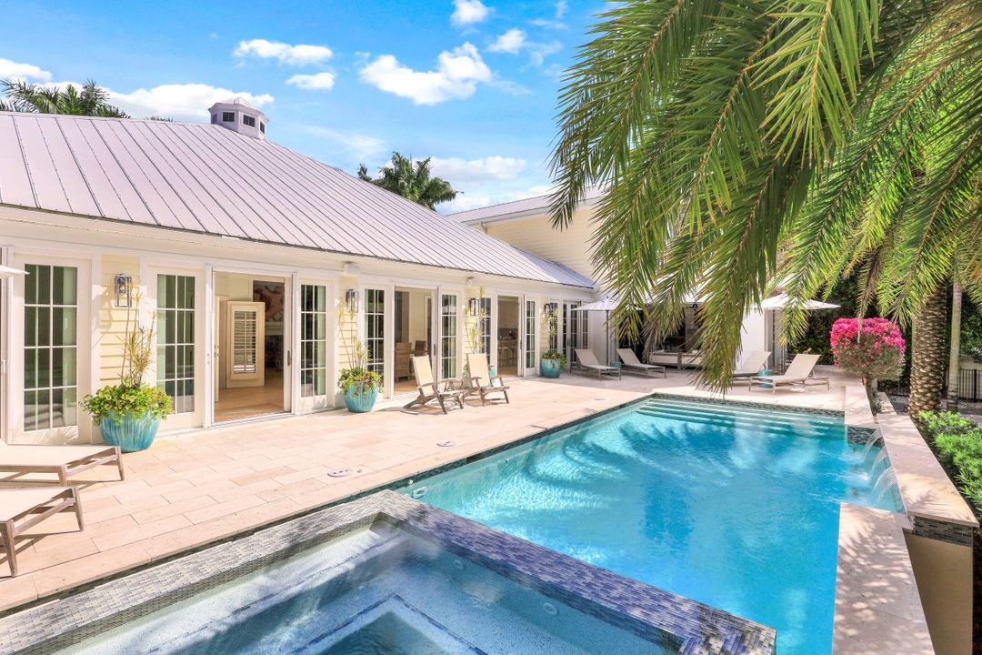 154 4th Ave N, Naples, FL 34102