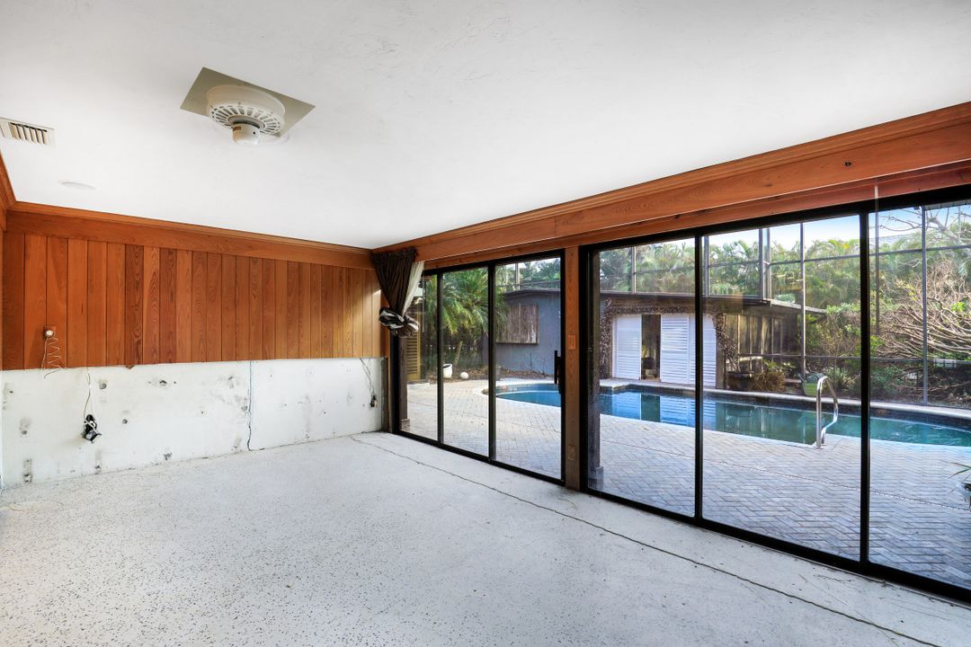 140 2nd Ave S, Naples, FL 34102