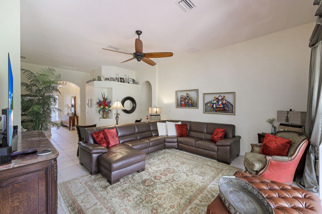 15842 Los Reyes Ln, Naples, FL 34110