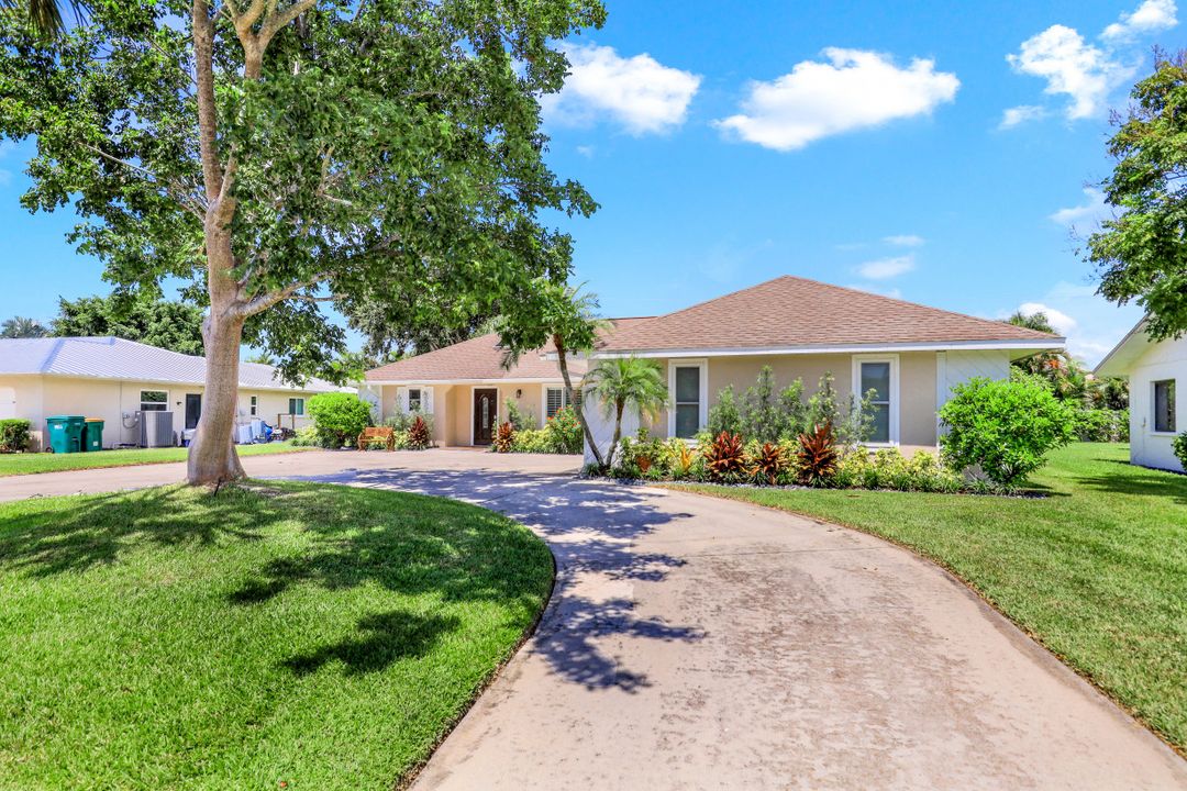 10430 Windsor Way, Naples, FL 34109