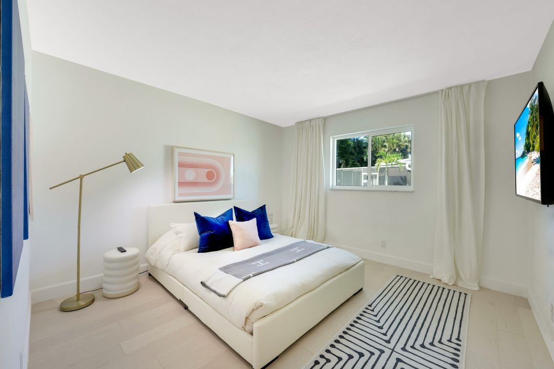 70 Thorncrest Ln, Naples, FL 34113