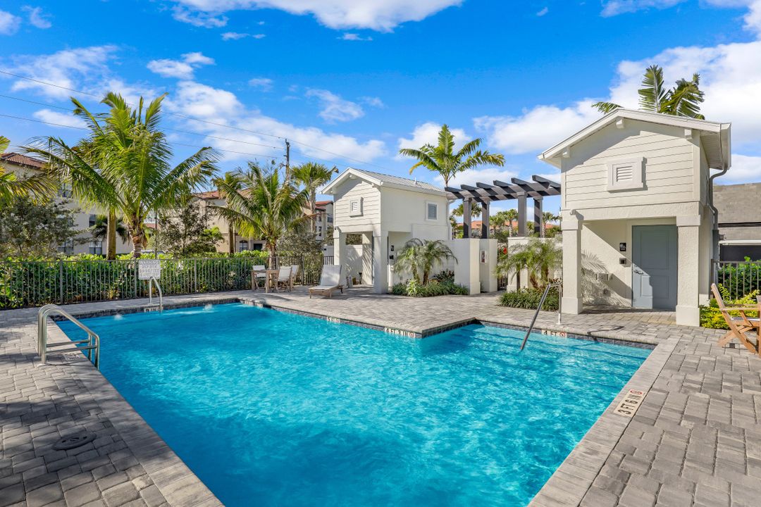 12944 Pembroke Dr, Naples, FL 34105