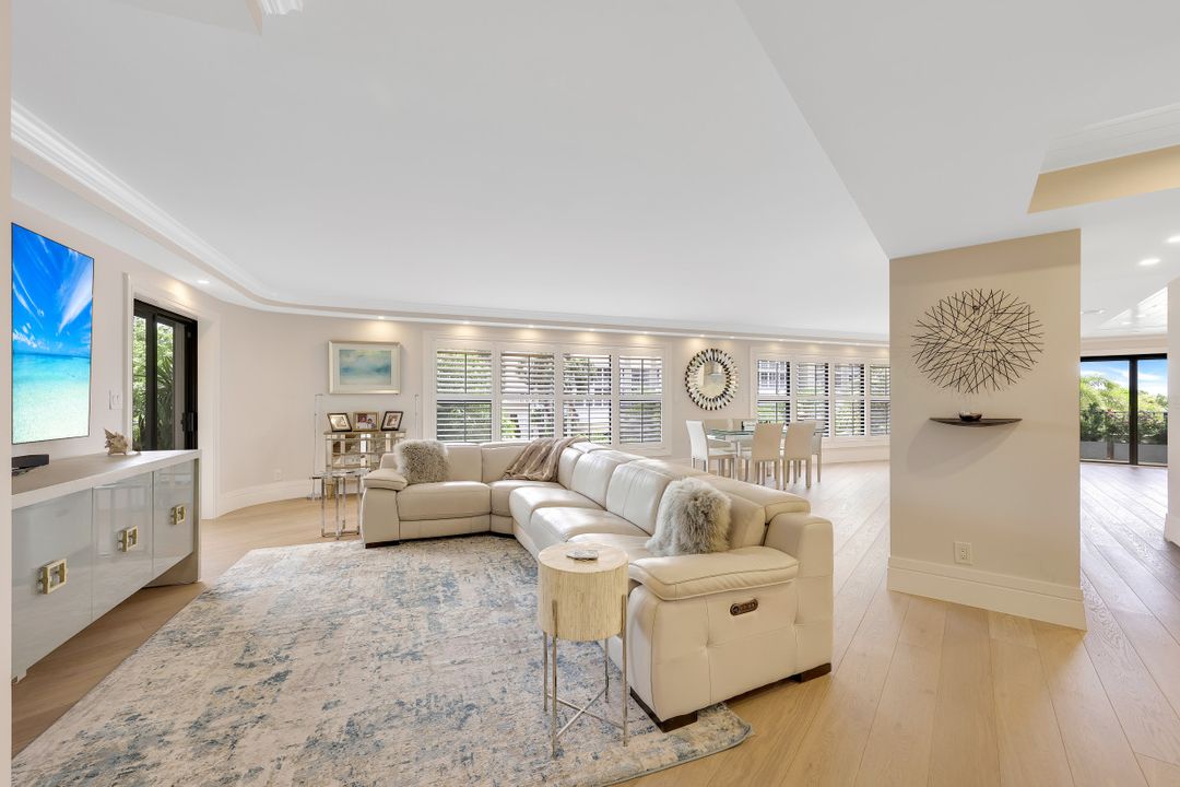 4451 Gulf Shore Blvd N #302, Naples, FL 34103