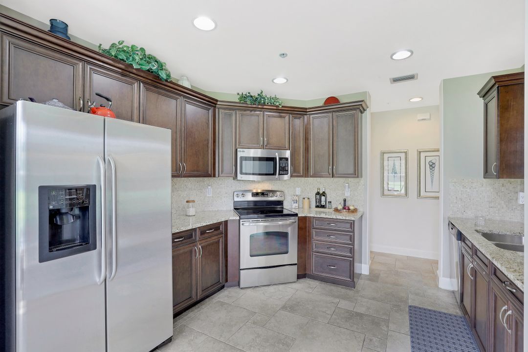 8036 Players Cove Dr #102, Naples, FL 34113