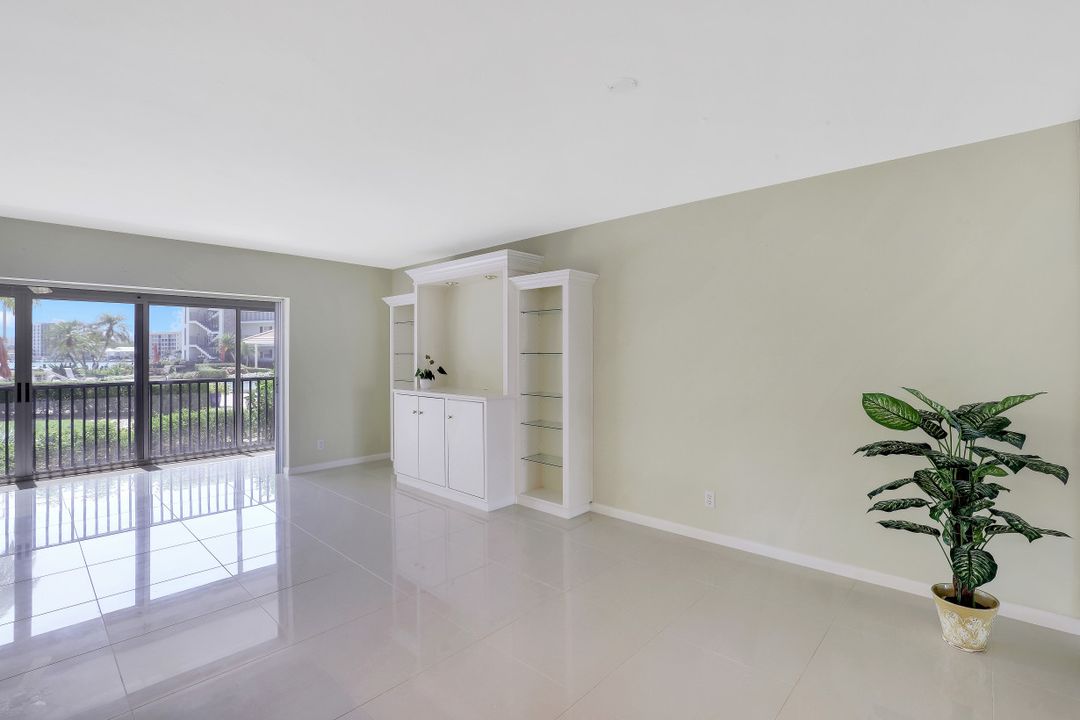 222 Harbour Dr #104, Naples, FL 34103