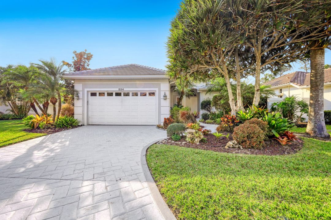 524 Eagle Creek Dr, Naples, FL 34113