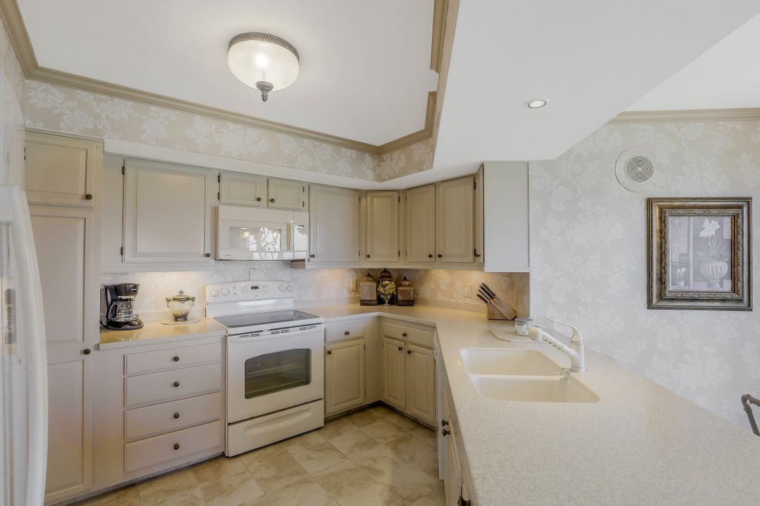 4551 Gulf Shore Blvd N #1003, Naples, FL 34103