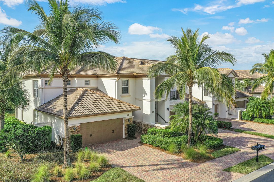 8080 Players Cove Dr Unit 102, Naples, FL 34113