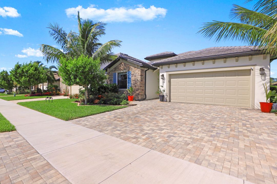 9231 Shadow Oak Ln, Naples, FL 34120