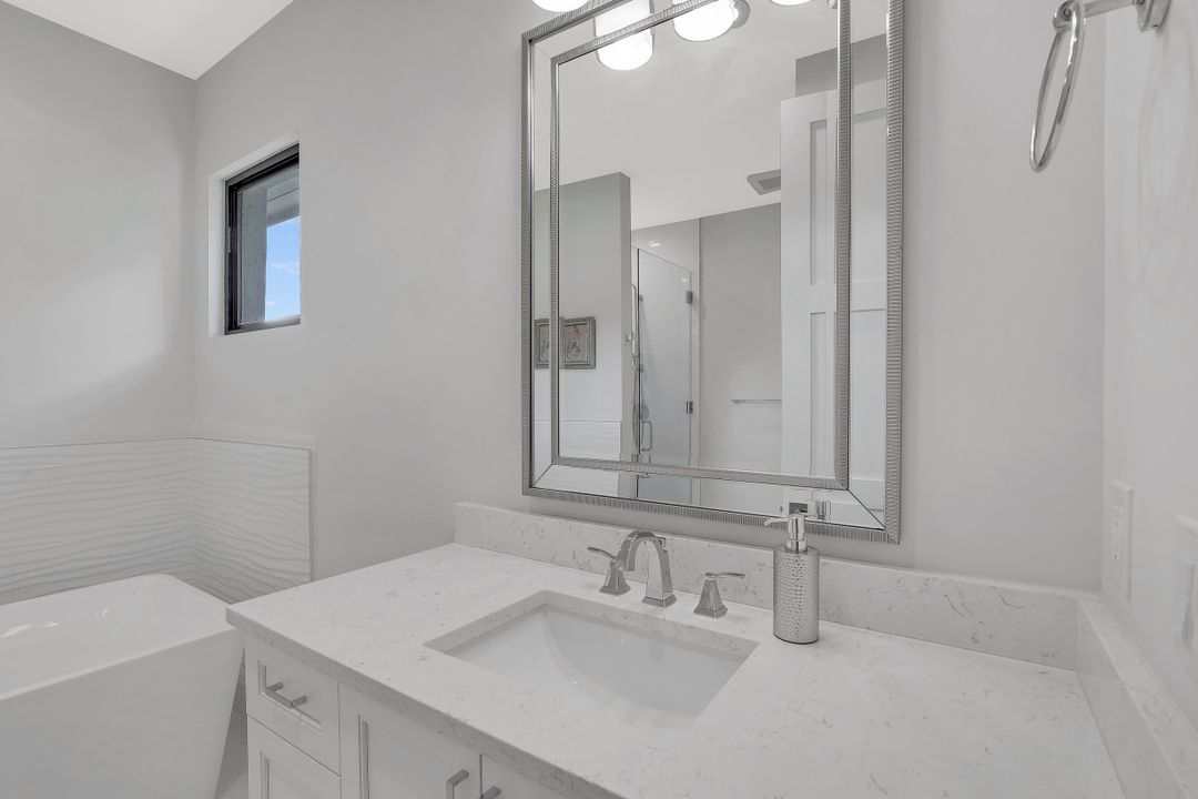 4501 Silver Fox Dr, Naples, FL 34119