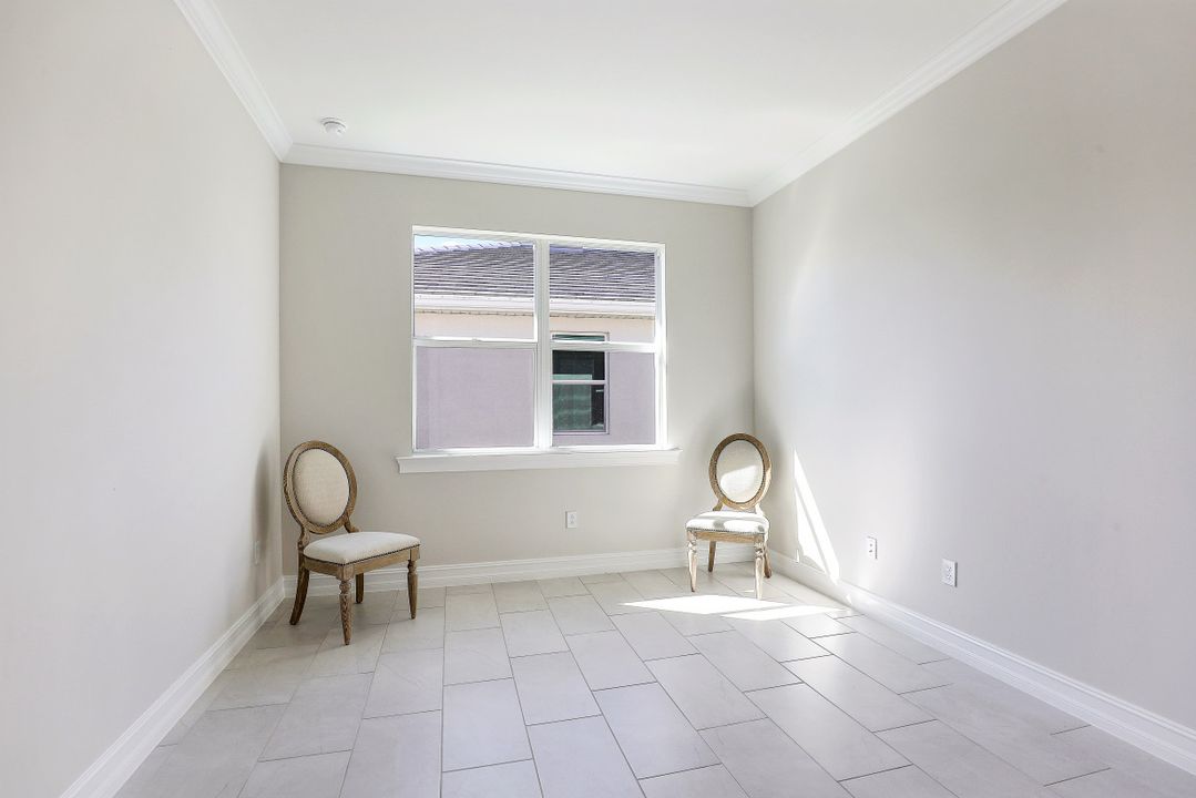 315 Tamarindo Ln, Naples, FL 34114