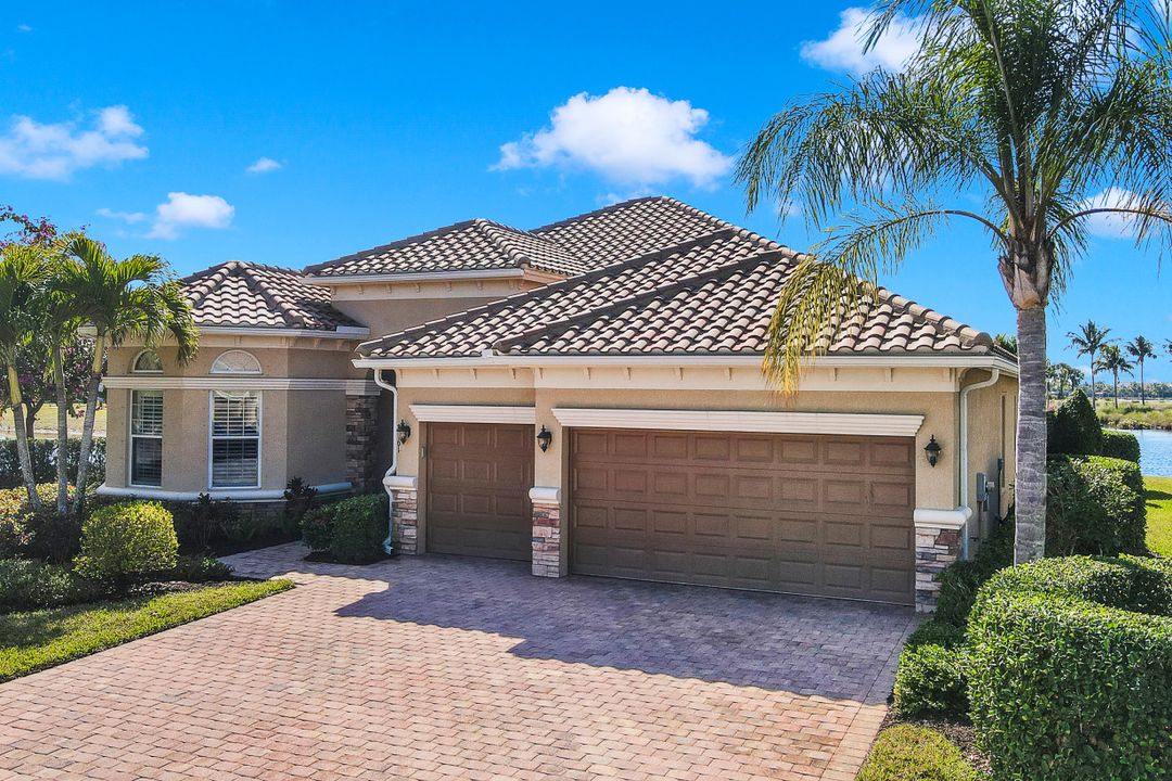8961 Quarry Dr, Naples, FL 34120
