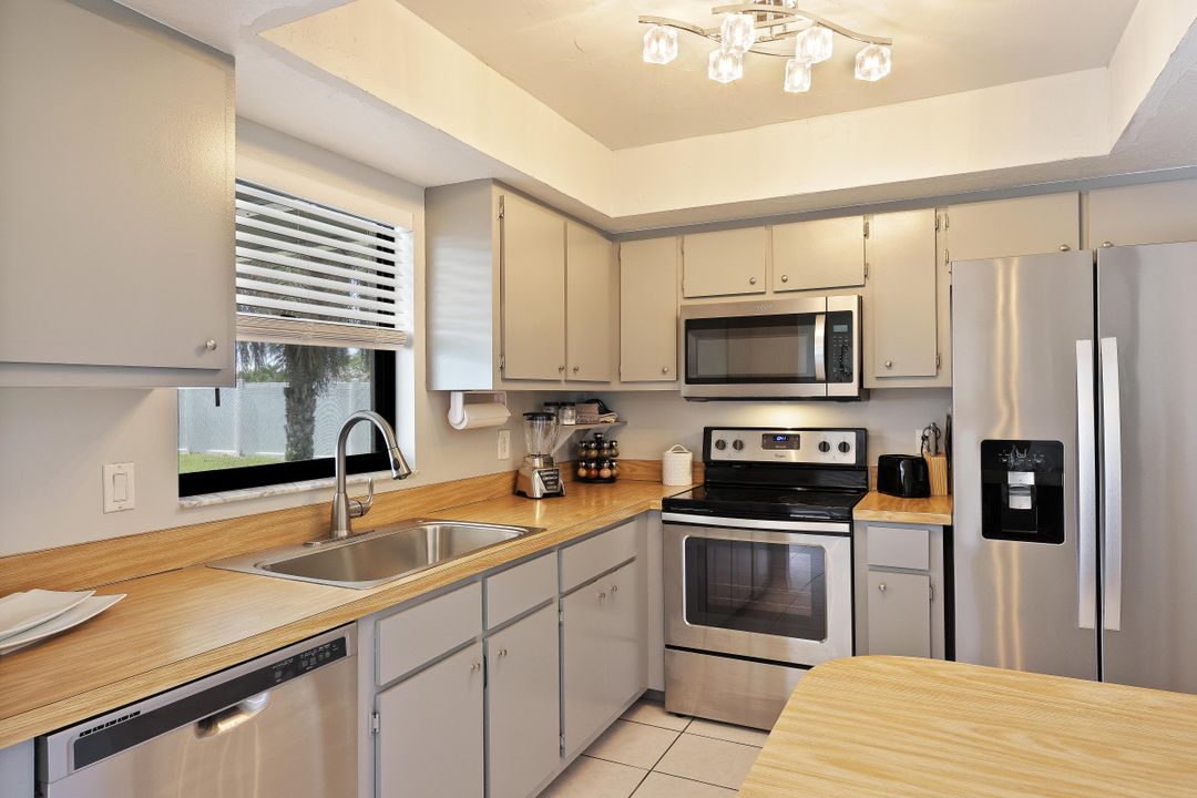 1909 SE 8th Ave, Cape Coral, FL 33990