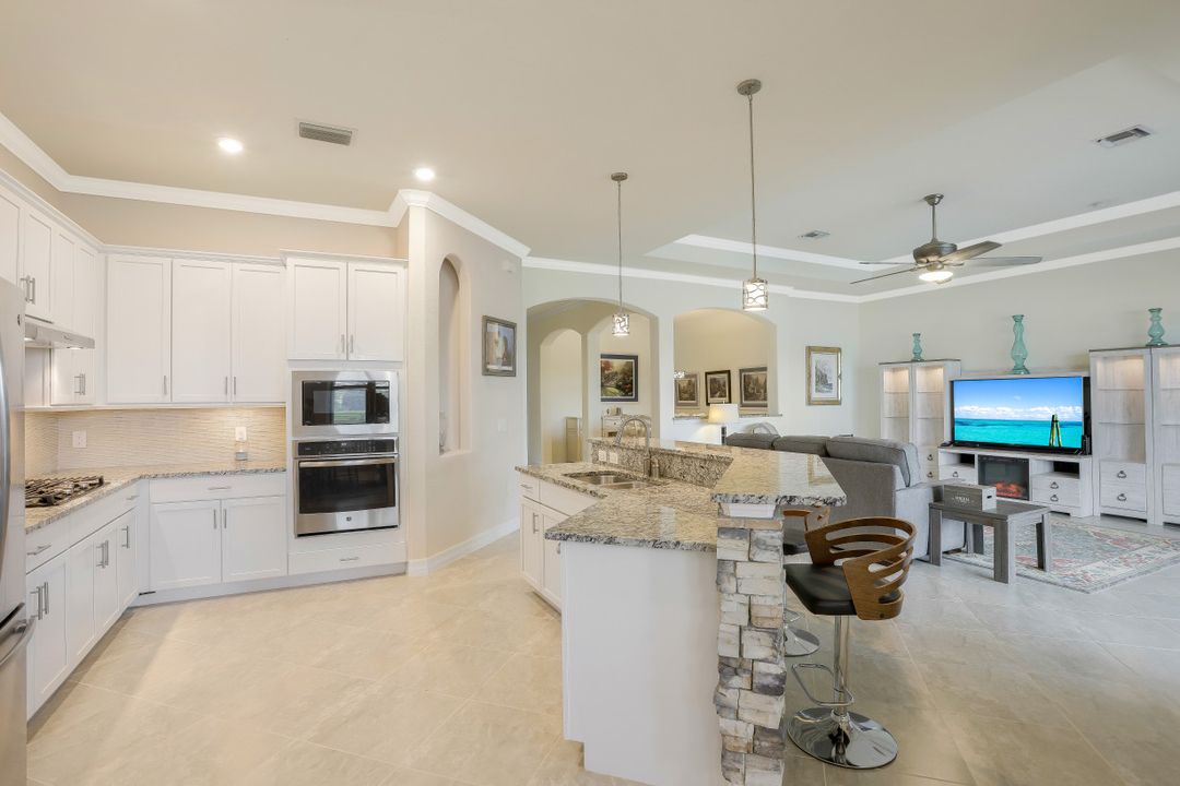 2067 Antigua Ln, Naples, FL 34120