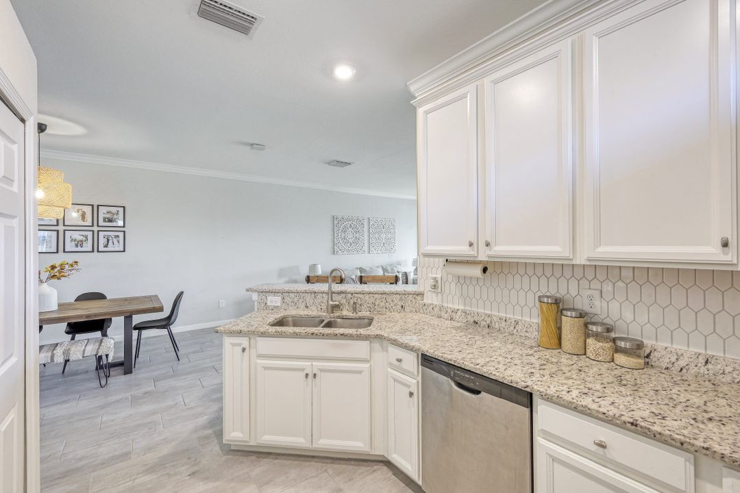 2042 Tamarron Ln, Naples, FL 34120