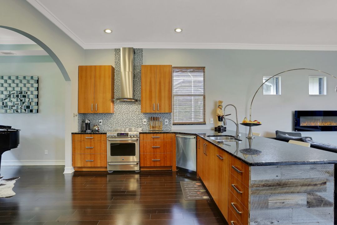 2892 Coco Lakes Pl, Naples, FL 34105