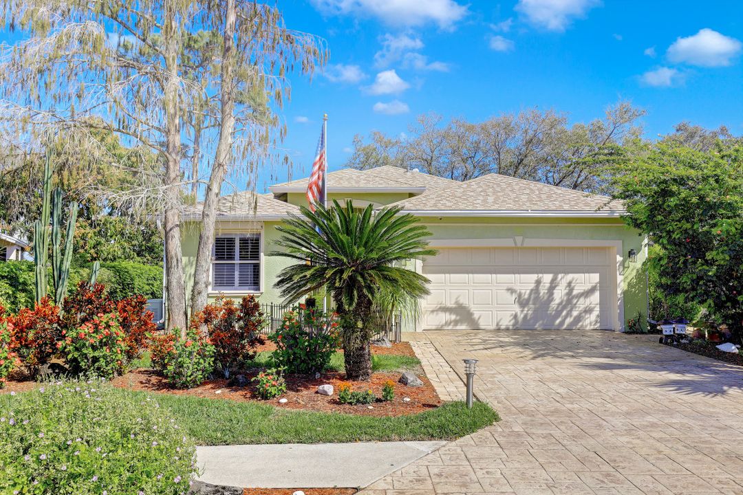 200 Stanhope Cir, Naples, FL 34104