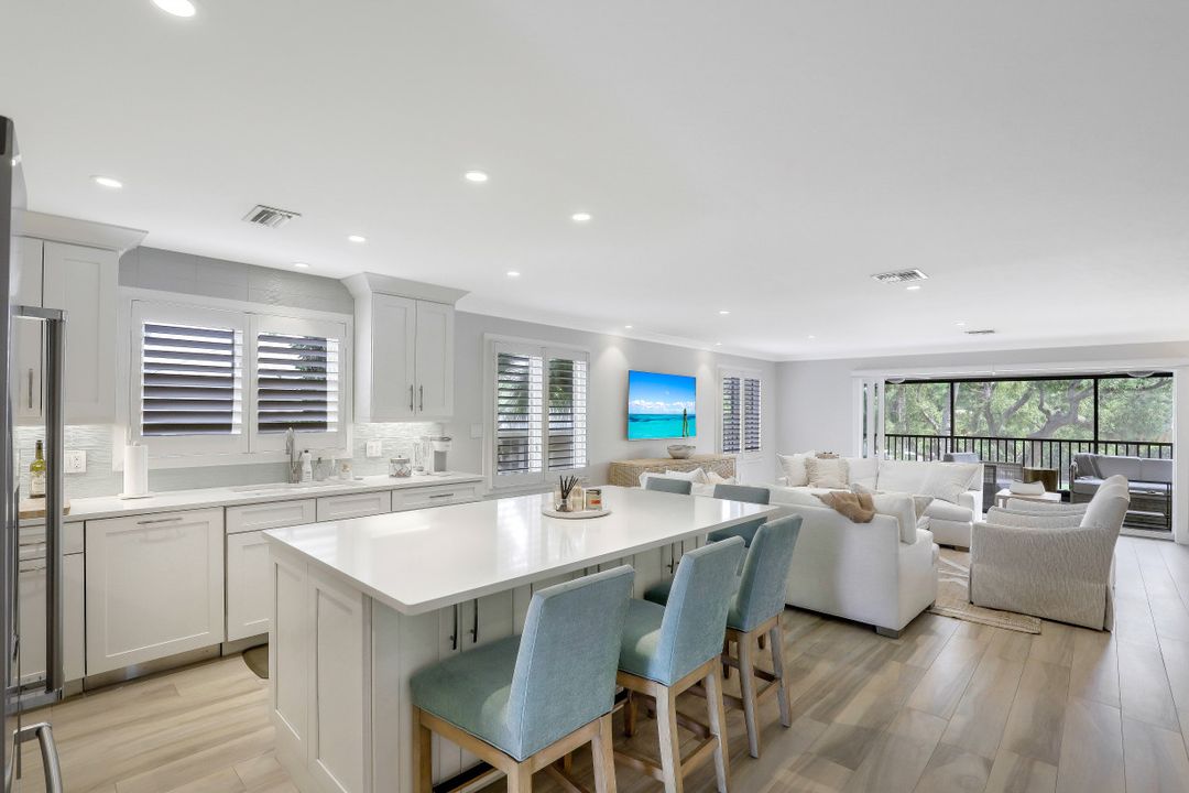 225 5th Ave S #104, Naples, FL 34102