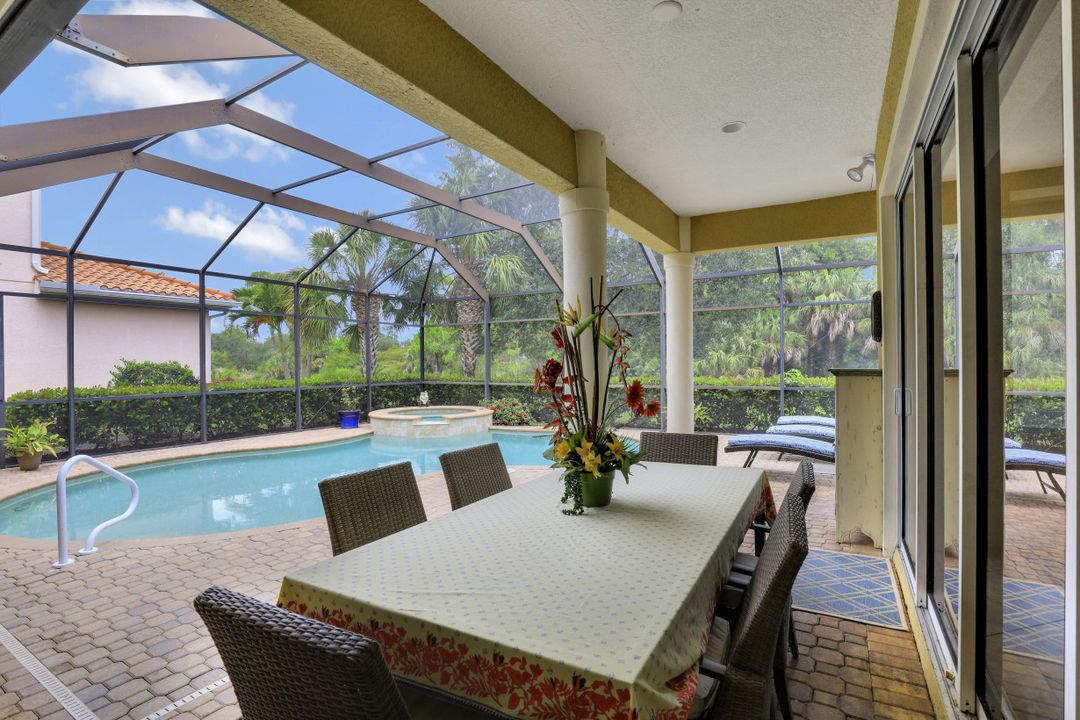 467 Saddlebrook Ln, Naples, FL 34110