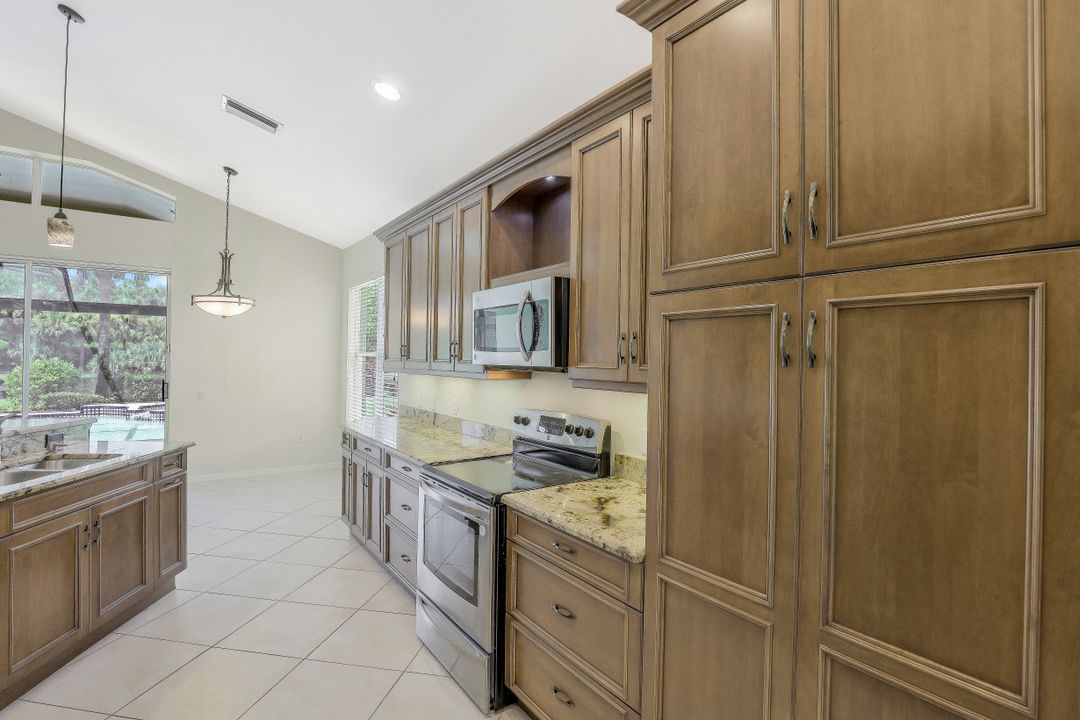 9224 Spring Run Blvd, Bonita Springs, FL 34135