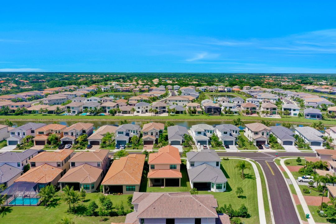 4489 Aurora St, Naples, FL 34119