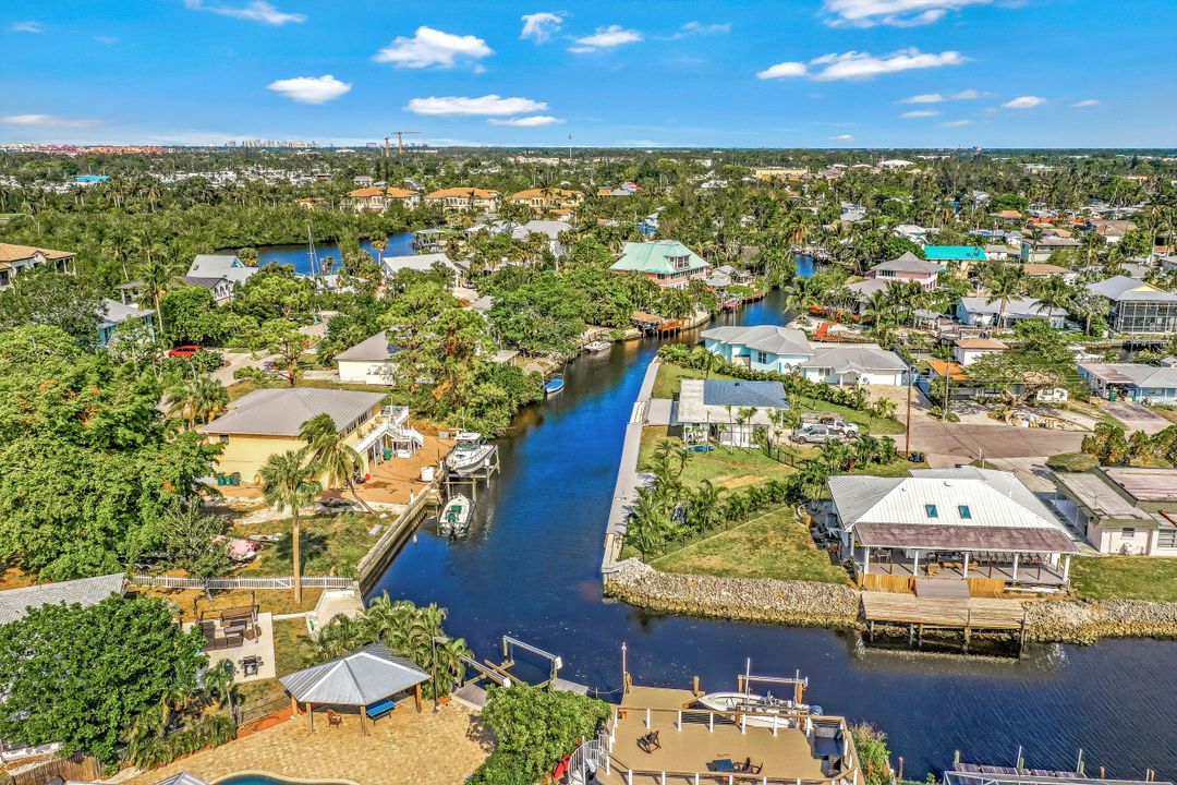 2631 Lakeview Dr, Naples, FL 34112