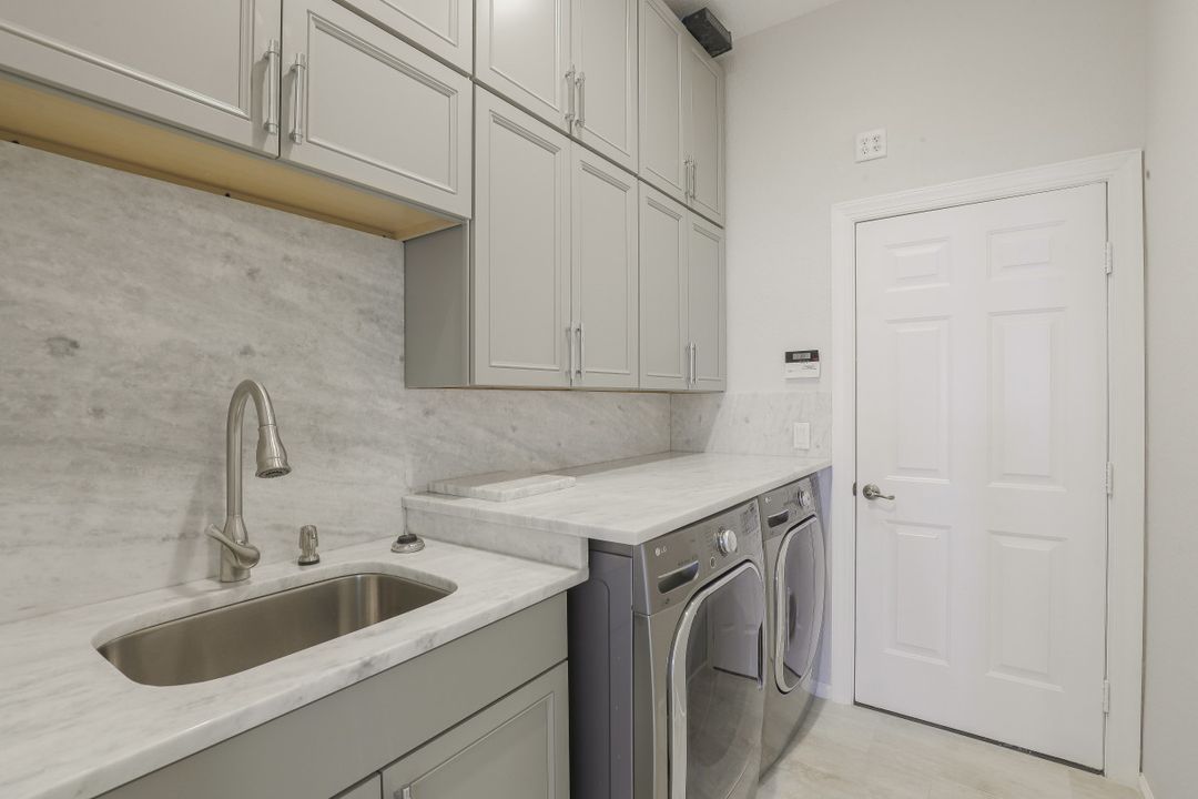 8826 Spinner Cove Ln, Naples, FL 34120