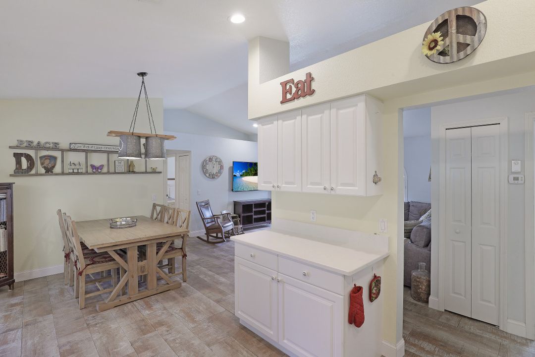 560 4th St NE, Naples, FL 34120