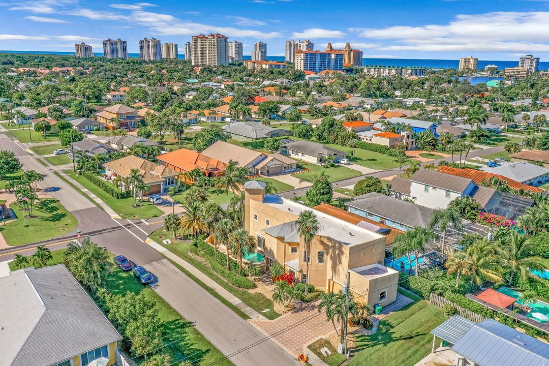 9625 6th St N, Naples, FL 34108