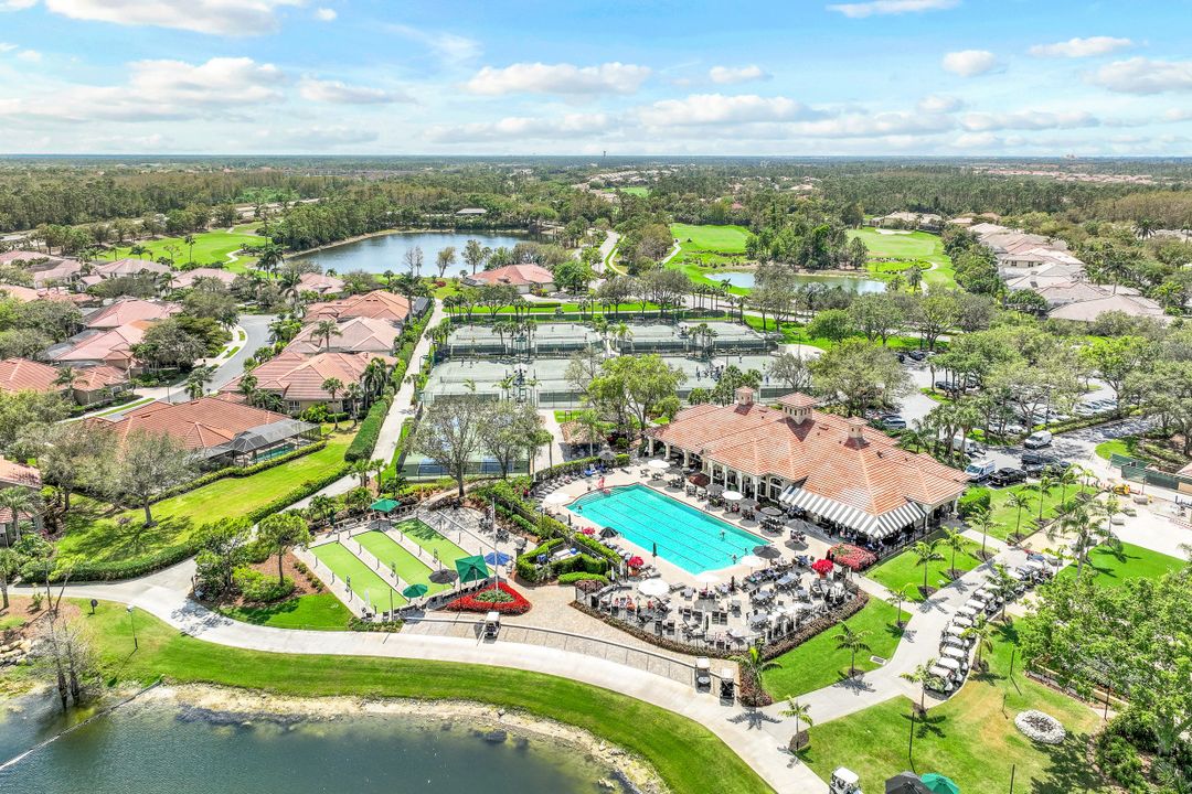 5958 Amberwood Dr, Naples, FL 34110