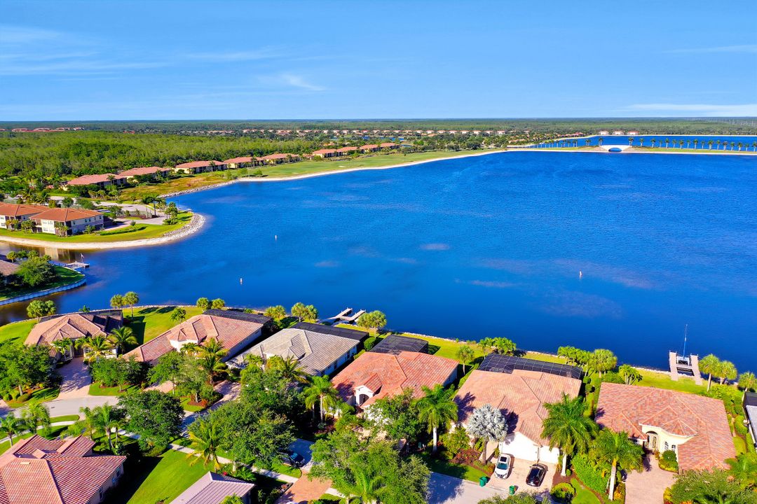 8761 Hideaway Harbor Ct, Naples, FL 34120