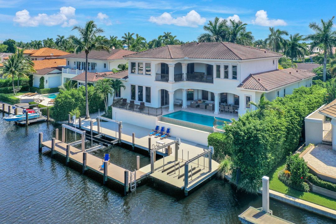 1940 6th St S, Naples, FL 34102