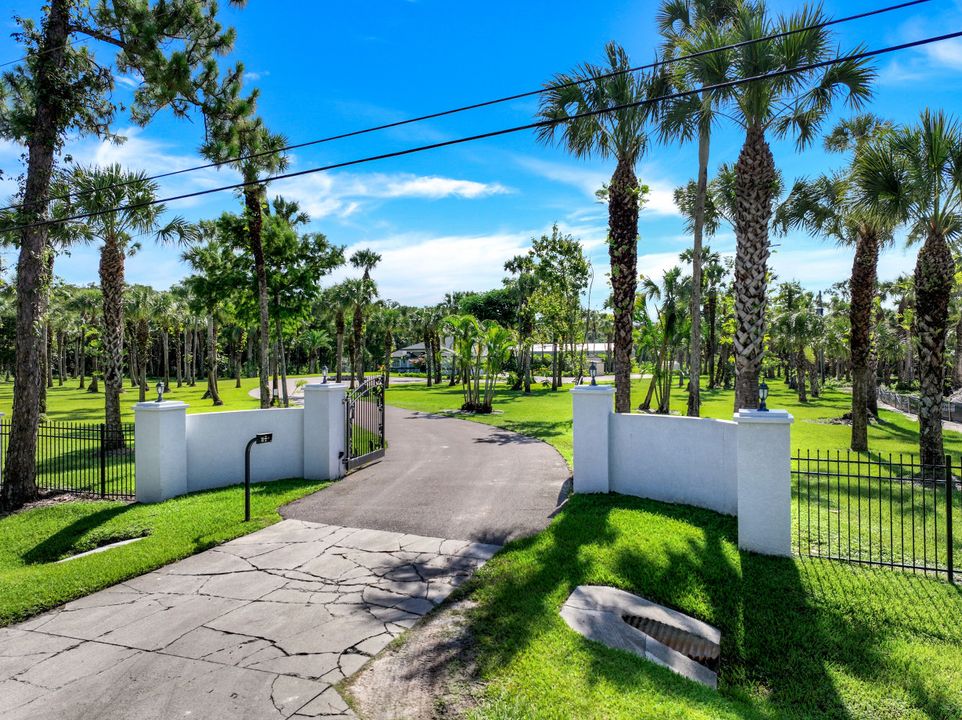 720 17th St NW, Naples, FL 34120