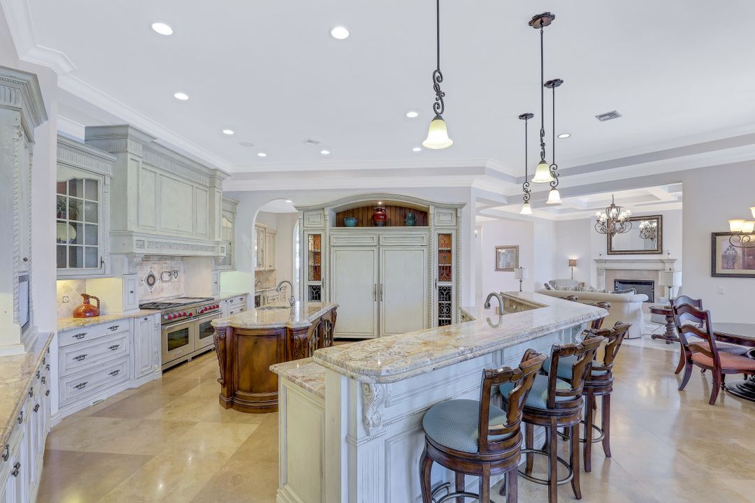 1940 6th St S, Naples, FL 34102