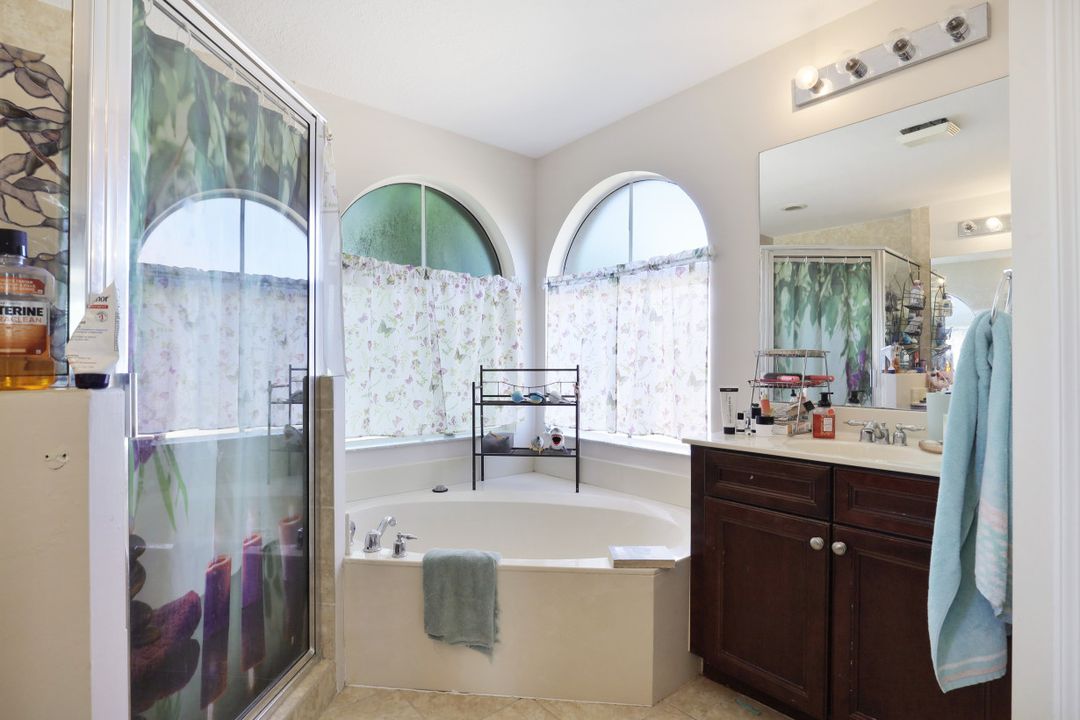 1697 Birdie Dr, Naples, FL 34120