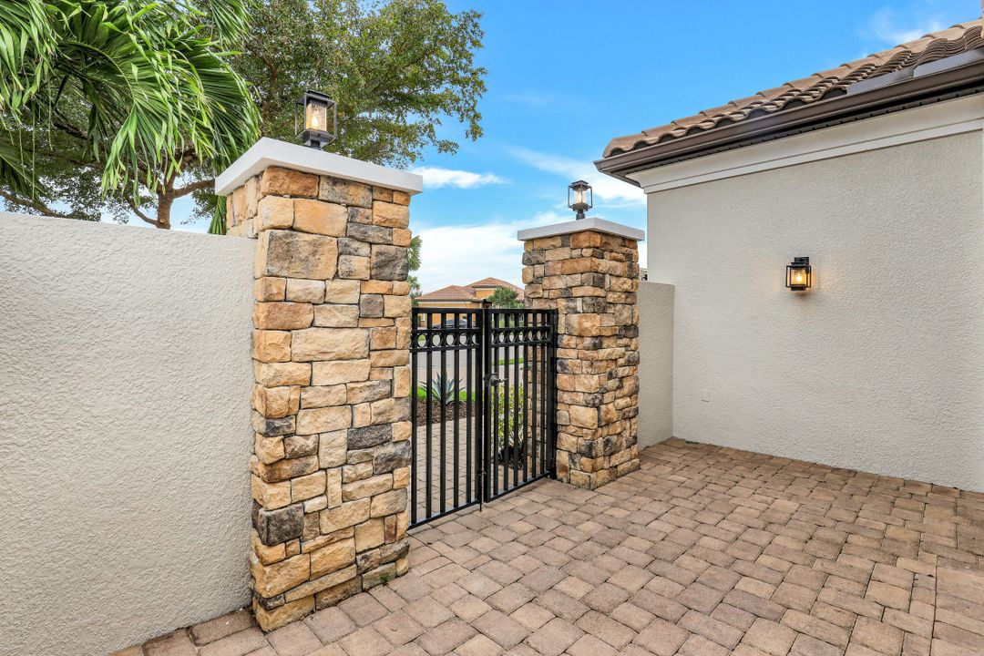 8815 Vaccaro Ct, Naples, FL 34119