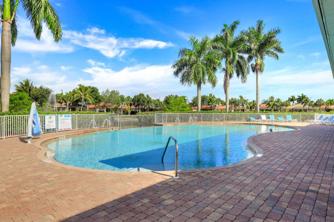 14528 Grapevine Dr, Naples, FL 34114