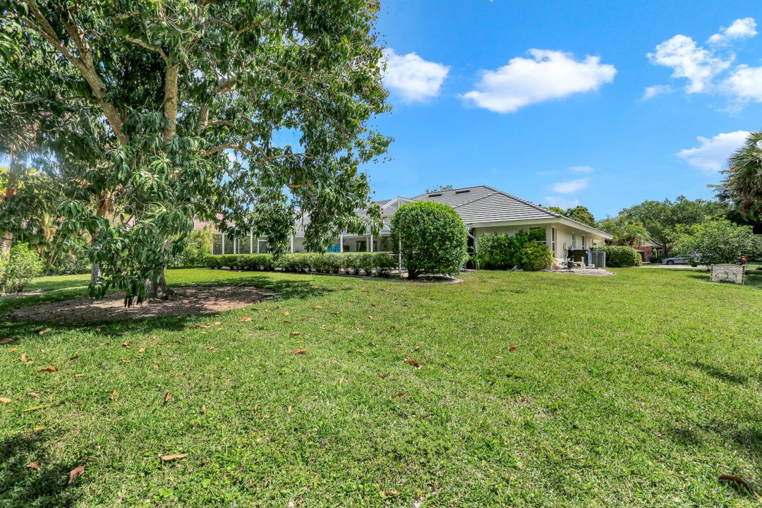 7359 Stonegate Dr, Naples, FL 34109