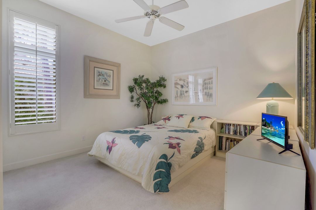 987 Barcarmil Way, Naples, FL 34110