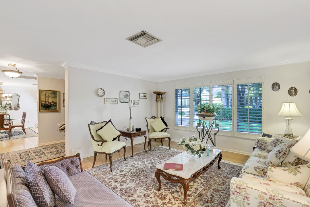 349 2nd Ave N, Naples, FL 34102