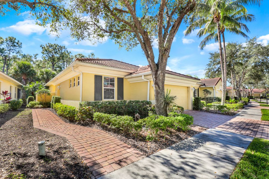 1916 Tarpon Bay Dr N, Naples, FL 34119