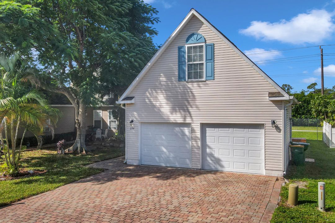 239 Leawood Cir, Naples, FL 34104