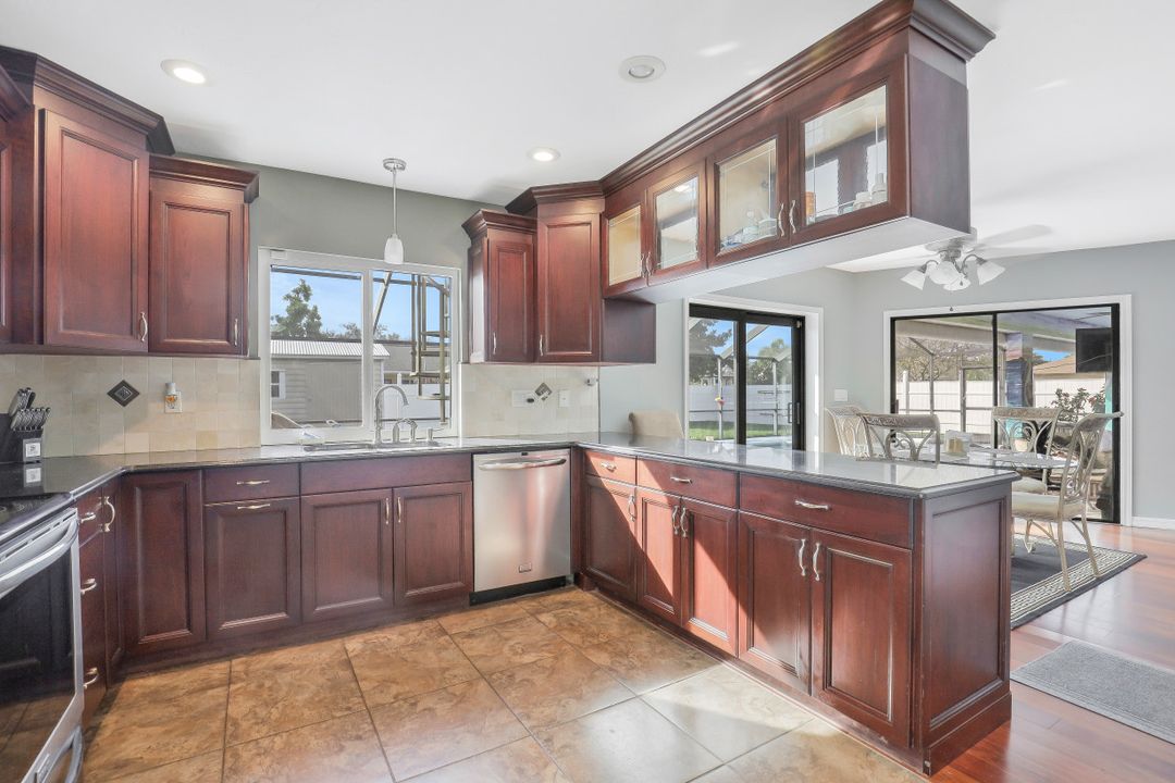 423 SW 39th St, Cape Coral, FL 33914