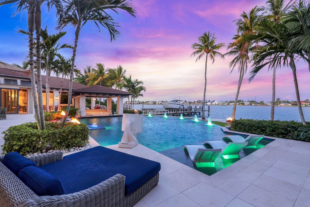 970 Aqua Cir, Naples, FL 34102